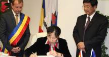 Stire din Social : Ambasadorul Chinei în România a semnat în cartea de onoare a Primăriei Cumpăna