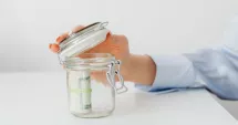 Stire din Social : Cum îți organizezi salariul lunar ca să pui bani deoparte fără prea mult efort