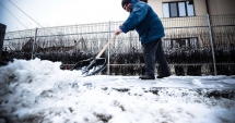 Stire din Social : AVERTIZARE / Cei care nu își curăță zăpada din fața casei, blocului sau firmei riscă amenzi usturătoare