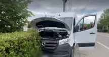 Stire din Eveniment : Momente dramatice. Un curier a făcut infarct la volan și a intrat cu dubița în mașini parcate