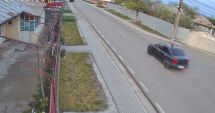 Stire din Eveniment : Cursă nebună cu poliţia pe urme. După 2 kilometri, șoferul fără permis s-a înfipt cu mașina într-o movilă de pământ