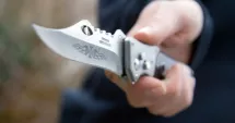 Stire din Actualitate : Fenomen îngrijorător în școli. Copii de șapte ani, prinși cu arme albe la ore