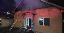 Stire din Eveniment : UPDATE O casă a luat foc în Palazu Mare. Mai multe gospodării sunt în pericol