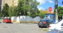 Stire din Eveniment : Străzi cu prioritate... înfundate  și marcaje rutiere ascunse după copaci!