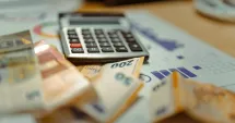 Stire din Eveniment : S-a trezit cu datorii uriașe după ce mai multe firme fantomă și-au făcut sediul în casa ei