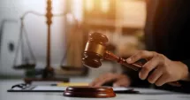 Stire din Eveniment : Un liceu este obligat să plătească 20.000 de euro unui elev după un incident violent în sala de sport