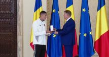 Stire din Sport : Campionul David Popovici, decorat de preşedintele Klaus Iohannis: "O conduită morală de excepţie, disciplină, maturitate şi modestie"