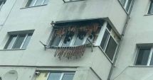 VIRAL PE FACEBOOK : Slănină și cârnați, pe sârma balconului