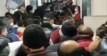 Stire din Eveniment : Panică la Wuhan! Oamenii se calcă în picioare pe holurile spitalului!