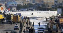 Stire din Actualitate : Un avion de pasageri a ratat aterizarea și a ajuns pe autostradă!