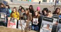 Stire din Eveniment : Colegii copilului băgat în comă s-au rugat pentru el, în fața spitalului