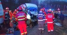 Stire din Eveniment : Accident mortal pe DN1! Microbuz distrus de autotren!