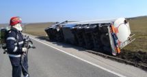 Stire din Eveniment : Cisternă plină de carburant, răsturnată lângă carosabil