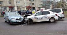 Stire din Eveniment : Nu a văzut, nu a auzit… Mașină de Poliție, lovită în misiune