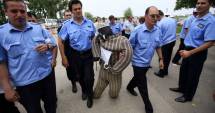 Stire din Economie : De ce vor să iasă în stradă gardienii din penitenciare
