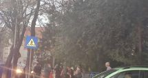 Stire din Eveniment : UPDATE Accident rutier pe bulevardul Mamaia. O tânără a fost lovită de mașină pe trecerea de pietoni