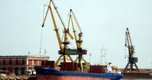 Stire din Economie : Deficitul comercial e mai mare decât în 2013