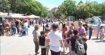 Stire din Social : Ploaia a umplut Delfinariul din Constanța. Programul a fost suplimentat după epuizarea biletelor