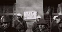 Stire din Politică-Administrație : Imagini document / 25 DE ANI DE LA REVOLUȚIE - 22 decembrie 1989: Fuga lui Ceaușescu și zeci de mii de oameni în stradă, sub tiruri de gloanțe