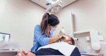 Stire din Social : OMS: Amânați vizitele de rutină la dentist!