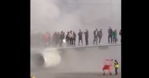 Stire din Actualitate : Pasageri evacuaţi pe aripa unui avion American Airlines după ce motorul a luat foc pe aeroportul din Denver