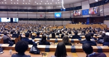 Stire din Politică-Administrație : Deputații comunitari cer un cod de conduită mai sever pentru comisarii europeni