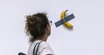 Stire din Actualitate : Banana lipită cu banda adezivă s-a vândut cu peste 6 milioane de dolari. Cine este noul proprietar
