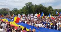 Stire din Actualitate : Zeci de mii de oameni au cerut Unirea la Chișinău