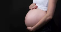 Stire din Actualitate : A pierdut sarcina după ce i s-a refuzat munca de acasă. Despăgubiri record pentru angajată