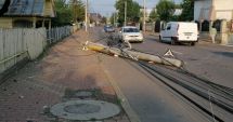 Stire din Eveniment : Un șofer beat a lăsat localnicii fără curent, după ce a pus la pământ doi stâlpi de electricitate