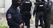 Stire din Eveniment : Două kilograme de heroină găsite de procurori îngropate la rădăcina unui copac; patru persoane reţinute
