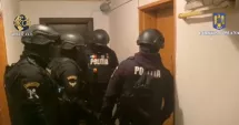 Stire din Eveniment : Trei bărbați arestați după ce au ținut o „fabrică de bani falși” aproape un an