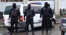 Stire din Eveniment : Trei români acuzați oficial de falsificare de monede și distribuirea de valori străine false