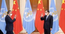 Stire din Actualitate : Directorul general al OMS îi cere premierului chinez o colaborare mai puternică în legătură cu originea coronavirusului