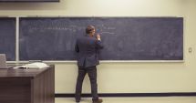 Stire din Eveniment : Un profesor este cercetat penal după ce a violat o elevă din clasa la care era diriginte