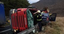 Stire din Eveniment : Un TIR s-a răsturnat peste un autoturism: un mort și doi răniți