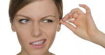 Nu mai auziți bine? Dopurile de ceară din urechi pot fi cauza. Cum se curăță corect urechea, fără bețișoare