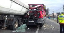 Stire din Eveniment : Imagini incredibile! Grav accident rutier pe DN3, cu două camioane implicate
