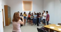 Stire din Cultură-Educație : Două eleve de la Liceul "Carmen Sylva", la Școala de Vară de Științe și Tehnologie