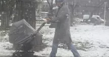 Stire din Actualitate : Le-a dat „foc” fanilor! Răzvan Exarhu, surprins la plimbare cu căruciorul
