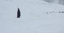 Stire din Actualitate : Un turist deghizat în Dracula, încălzit cu pălincă, a fost oprit de salvamontiştii din Buşteni: "Intenţiona să ajungă la Vârful Omu"