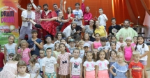 Stire din Cultură-Educație : Copiii din județ, impresionați de atelierele Autobuzului "DRAM DRUM"