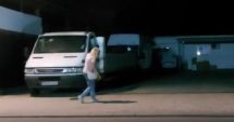 Stire din Eveniment : VIDEO. SCENE ȘOCANTE. O tânără care a consumat droguri, filmată în timp ce cade pe stradă