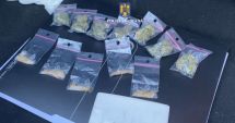 Stire din Eveniment : Mai multe plicuri cu droguri au fost găsite de poliţişti asupra unor tineri