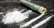 Stire din Eveniment : Au aruncat drogurile pe geam când au văzut polițiștii la ușă. Ce au descoperit anchetatorii în locuință