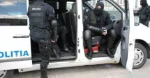 Stire din Eveniment : Doi bărbați, arestați preventiv pentru trafic de droguri în rețea de trei ani