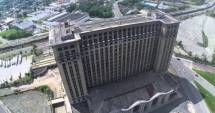 Stire din Actualitate : Video incredibil. Implozia unei clădiri istorice, filmată dintr-o dronă