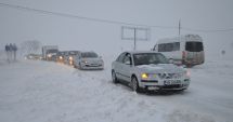 Stire din Social : Condiţii de iarnă grea pe drumurile spre principalele staţiuni montate. La ce trebuie să se aştepte şoferii