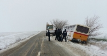 Stire din Social : Este JALE în județ! Drumuri blocate, mașină intrată în pom și autobuz blocat pe câmp