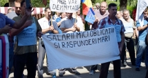 Stire din Social : "Vrem respect, nu salarii mici  și obligații mari". Angajații RATC au protestat în fața Primăriei Constanța